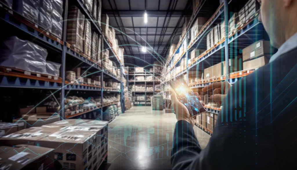 Arbeiter mit Smartphone in der Logistik-Halle