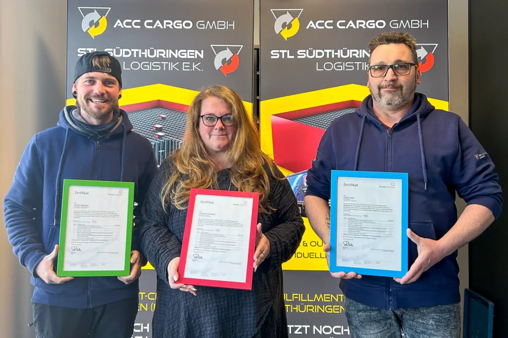 3 Mitarbeiter von ACC Cargo lächelnd mit Ihrem IATA-Zertifikat